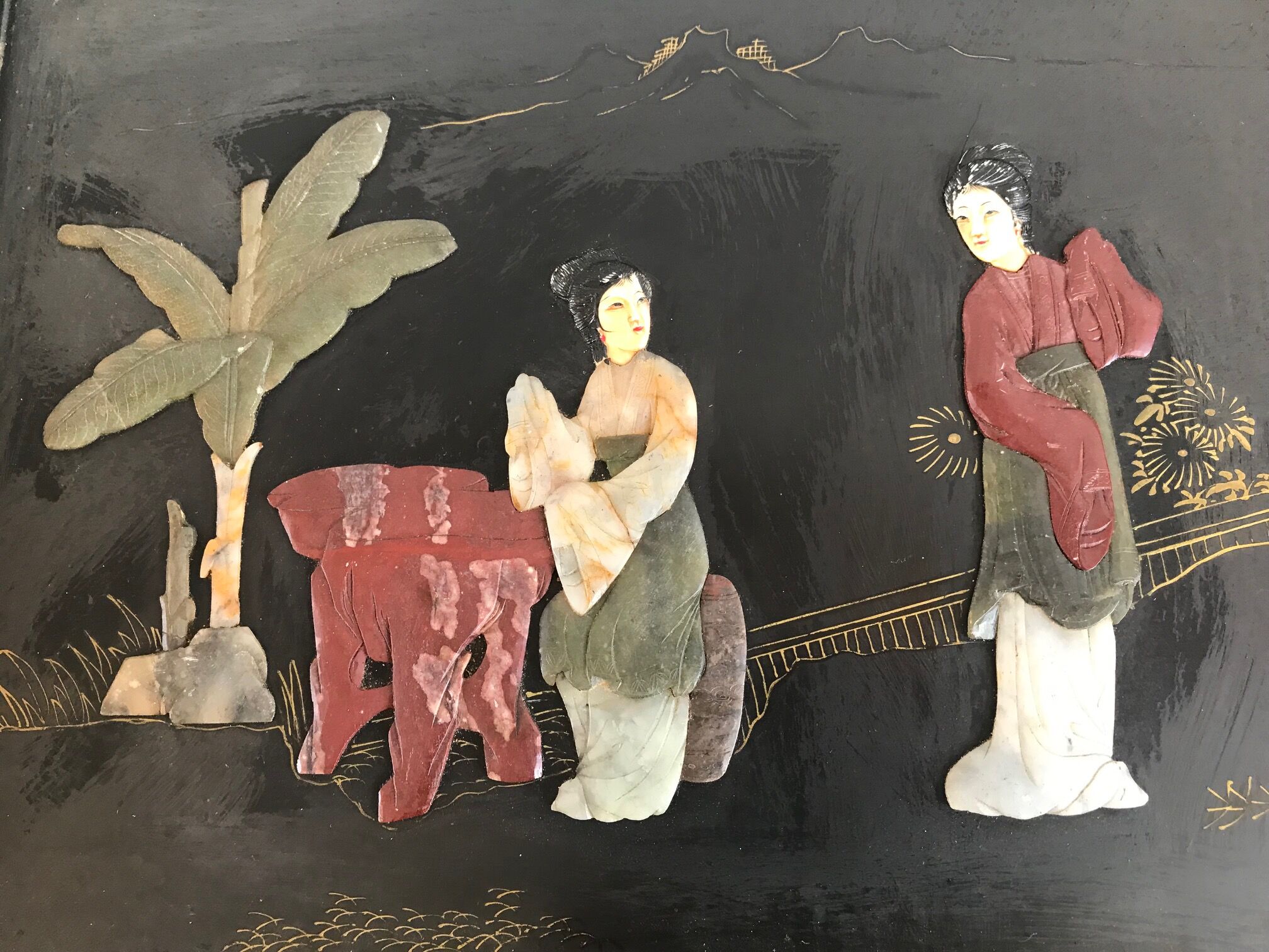 Tables gigognes chinoises en bois laqué incrustations de pierres dures années 60