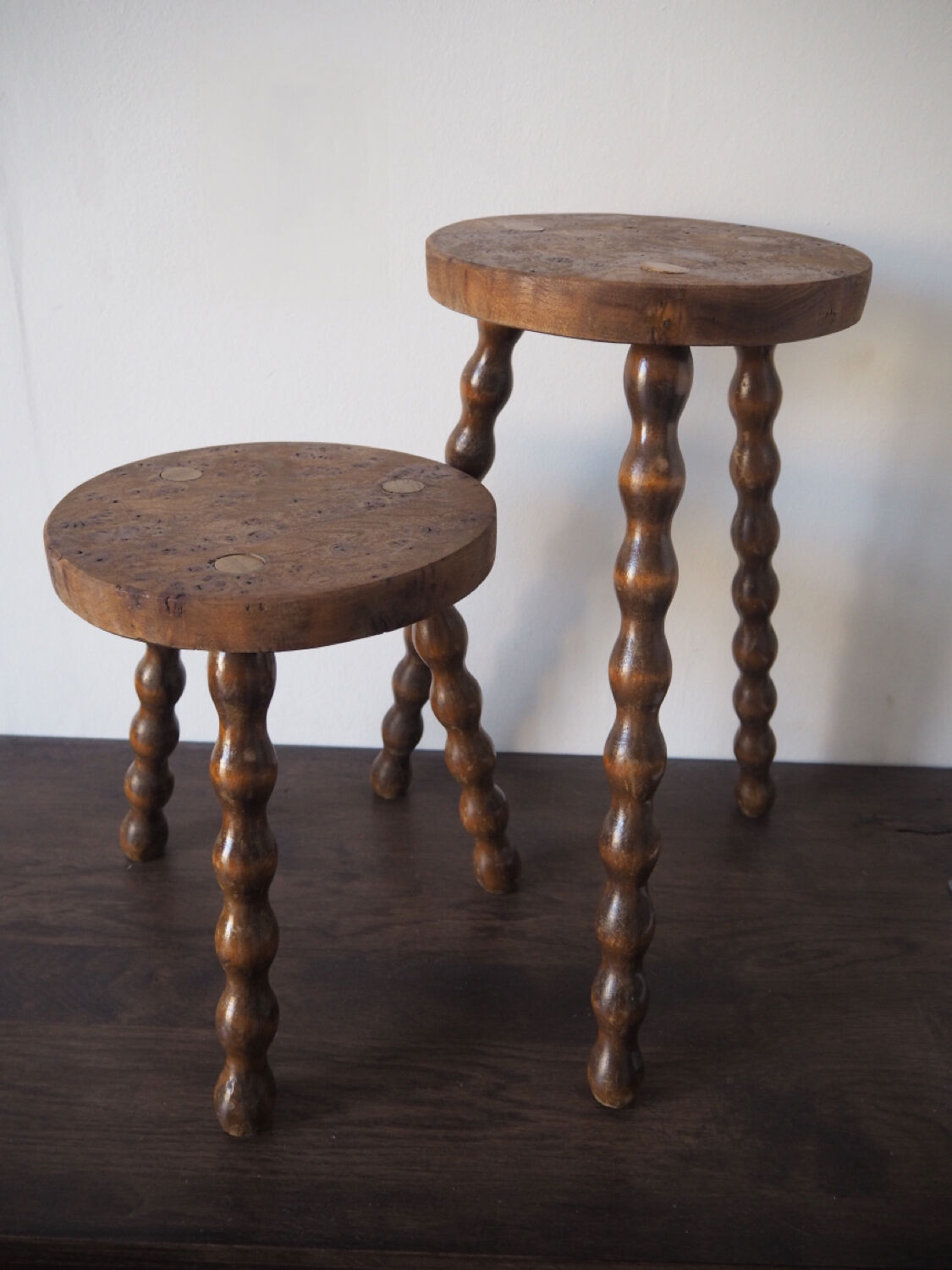 Duo de tabourets tripodes en ronce de noyer