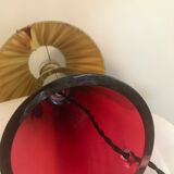 Lampe en verre teinté rouge avec abat-jour plissé