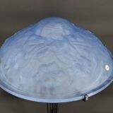 Lampe en fer forgé et abat-jour en verre bleu aux clématites, France, Art Déco, circa 1920