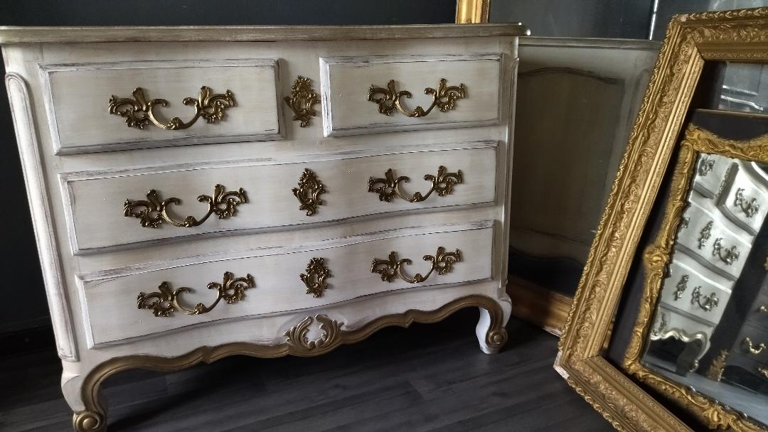 White patinated chest of drawers Louis XV style