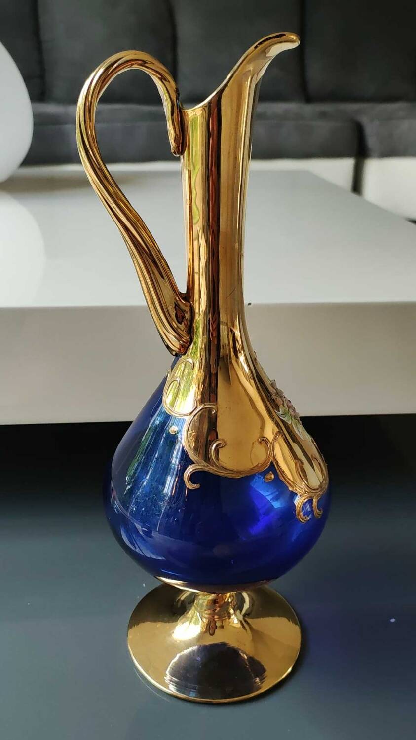 Vase forme Carafe, Tre Fuochi, en verre d Art soufflé/Murano. Avec motifs floraux émaillés en relief. Haut 30 cm