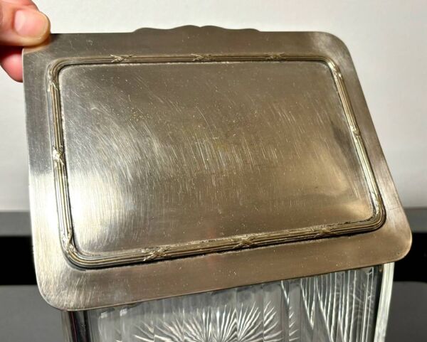 boite en cristal Bacarat couvercle argente