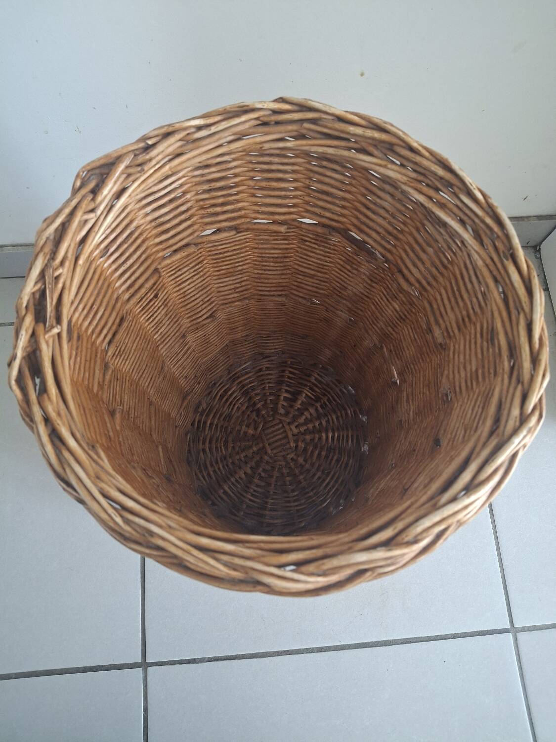 Large woven wicker basket with lid – vintage spirit