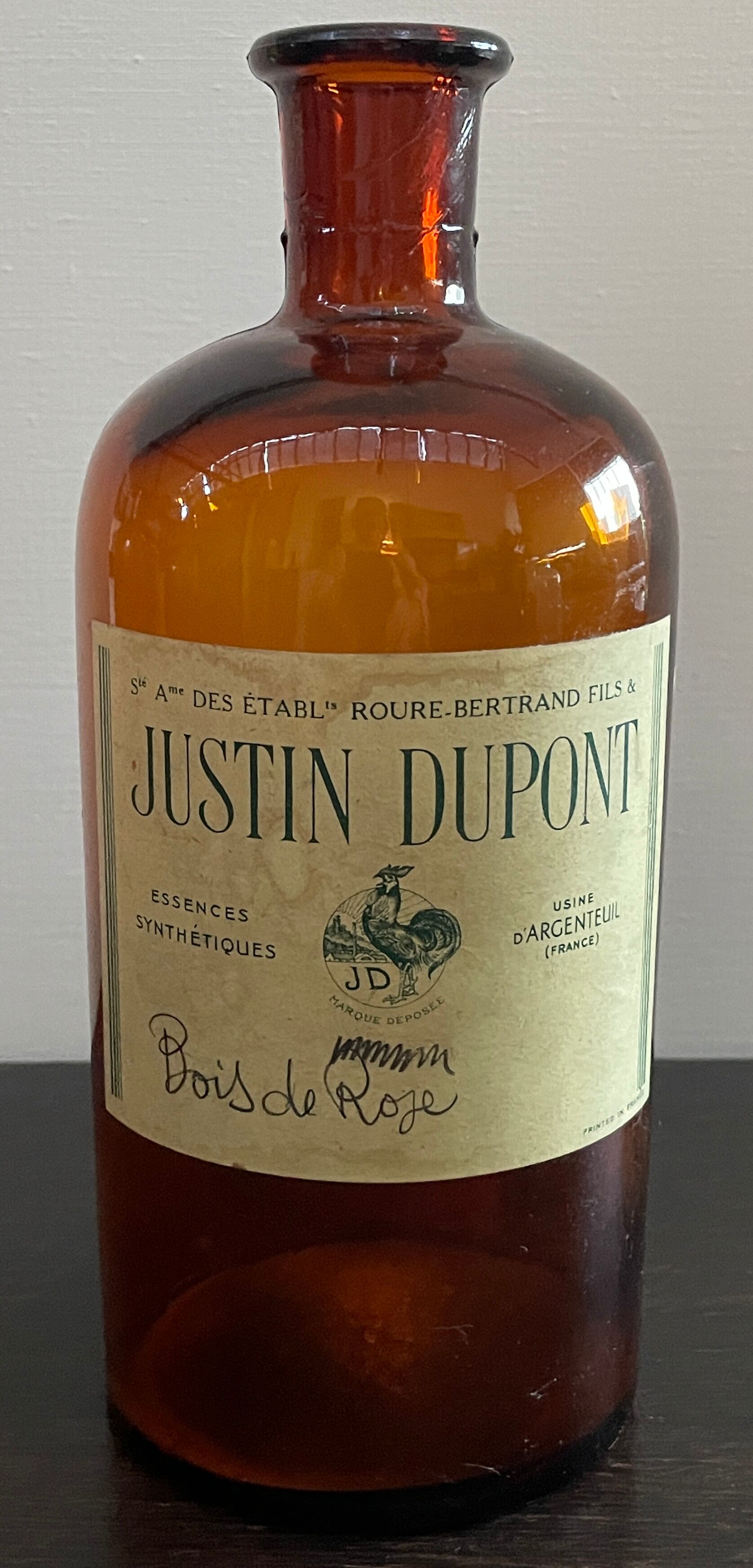 Lot d'anciens flacons de parfumeurs en verre avec étiquettes d'origine