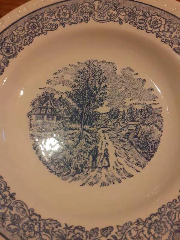 Set of 6 vintage English style soup plates