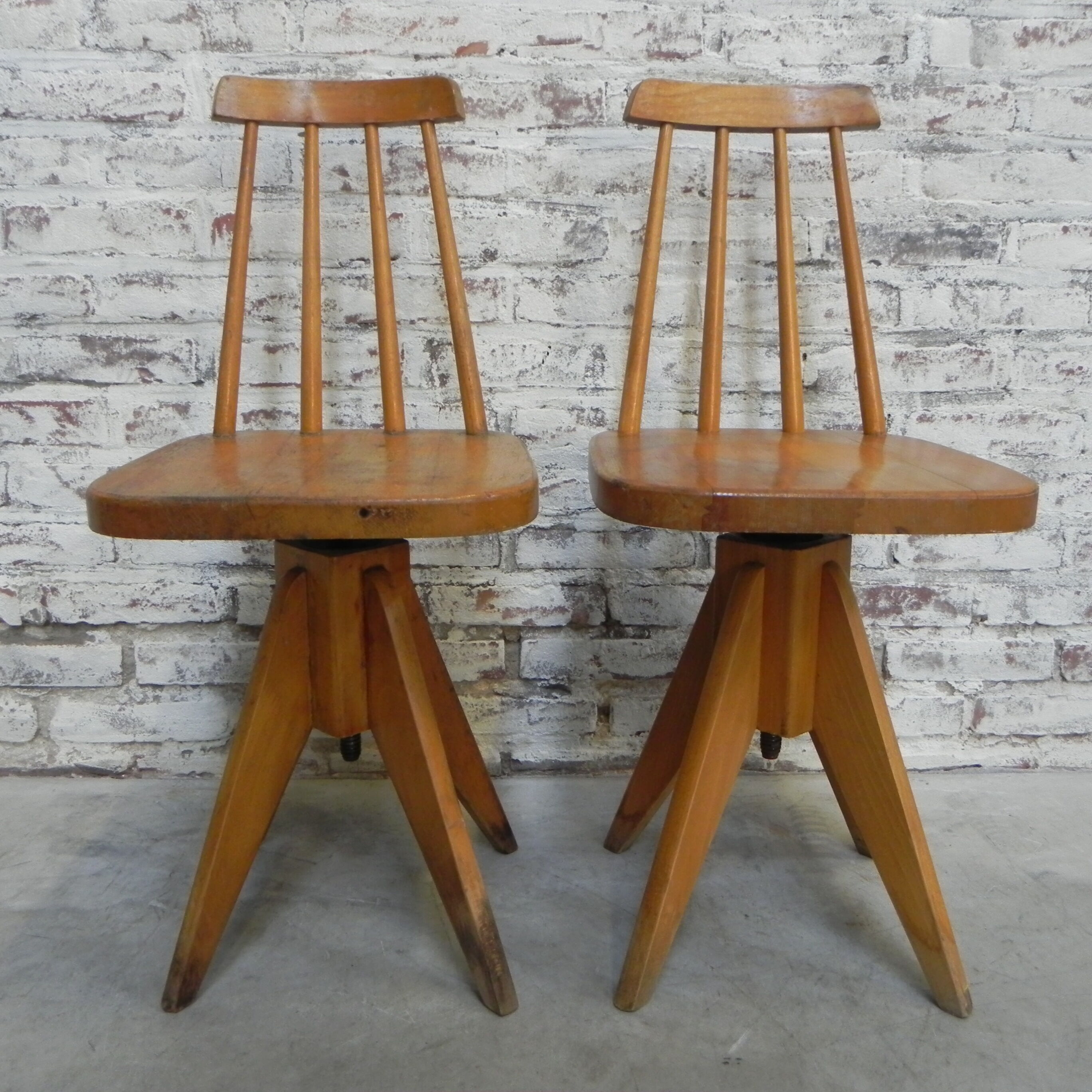 2 chaises en bois studio