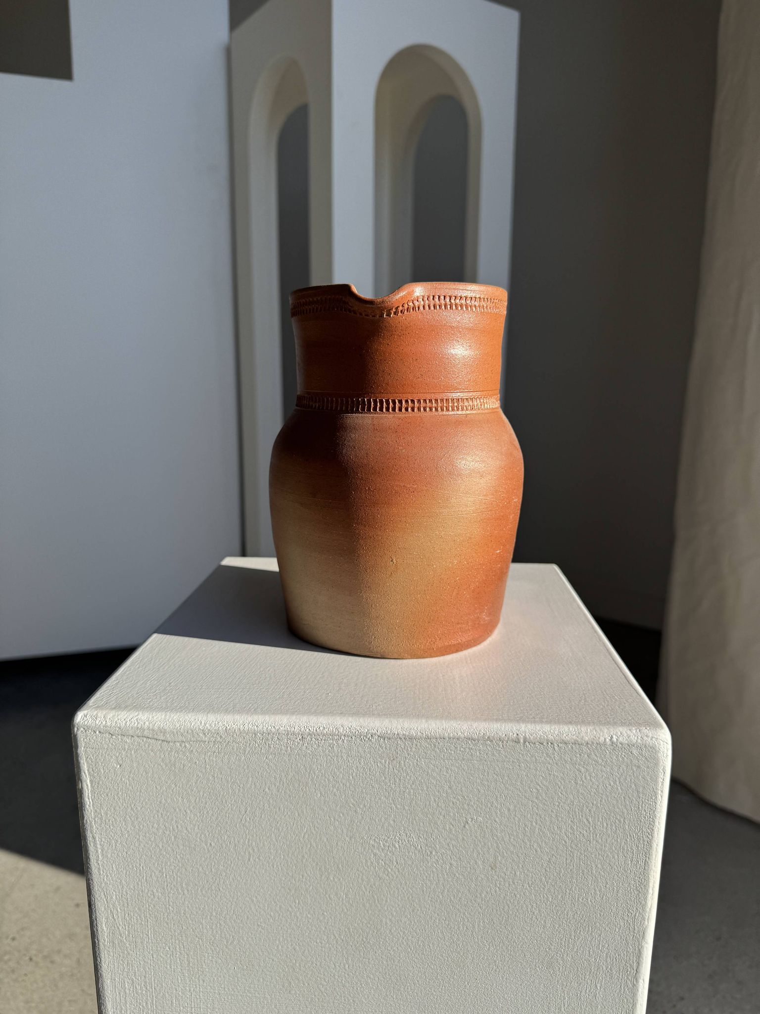 Grande carafe en grès orange Grès Bonneval Made in France au dessous H18