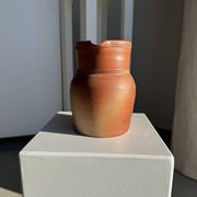 Grande carafe en grès orange Grès Bonneval Made in France au dessous H18