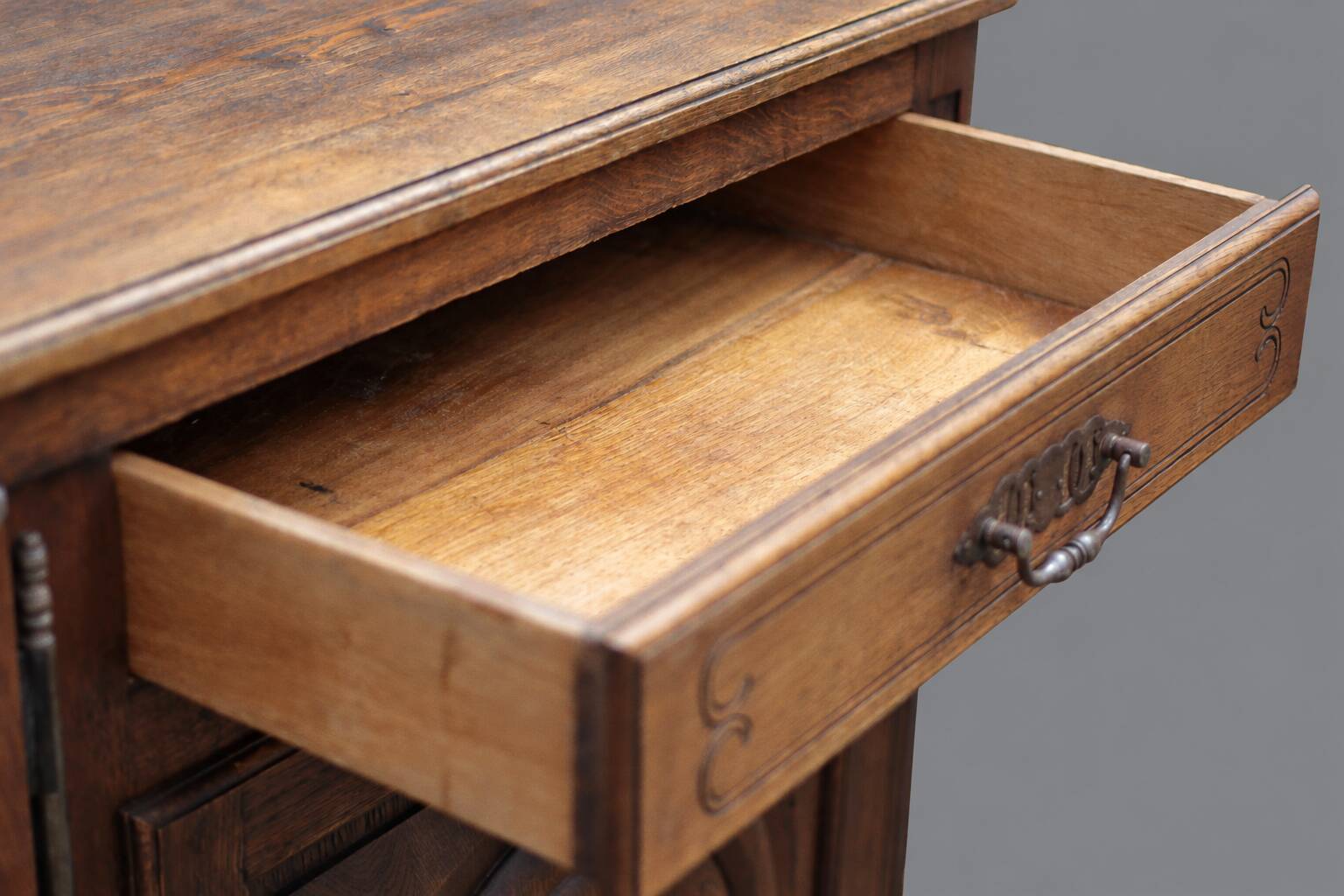 Sideboard or buffet in the Dudouyt style, made of solid oak wood.