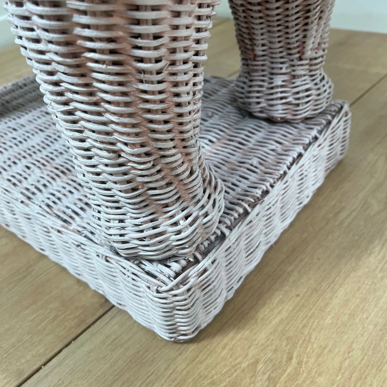 Vintage side table in rattan in the shape of an elephant, attributed to Vivai del Sud, Italy, 1960 - 1970.