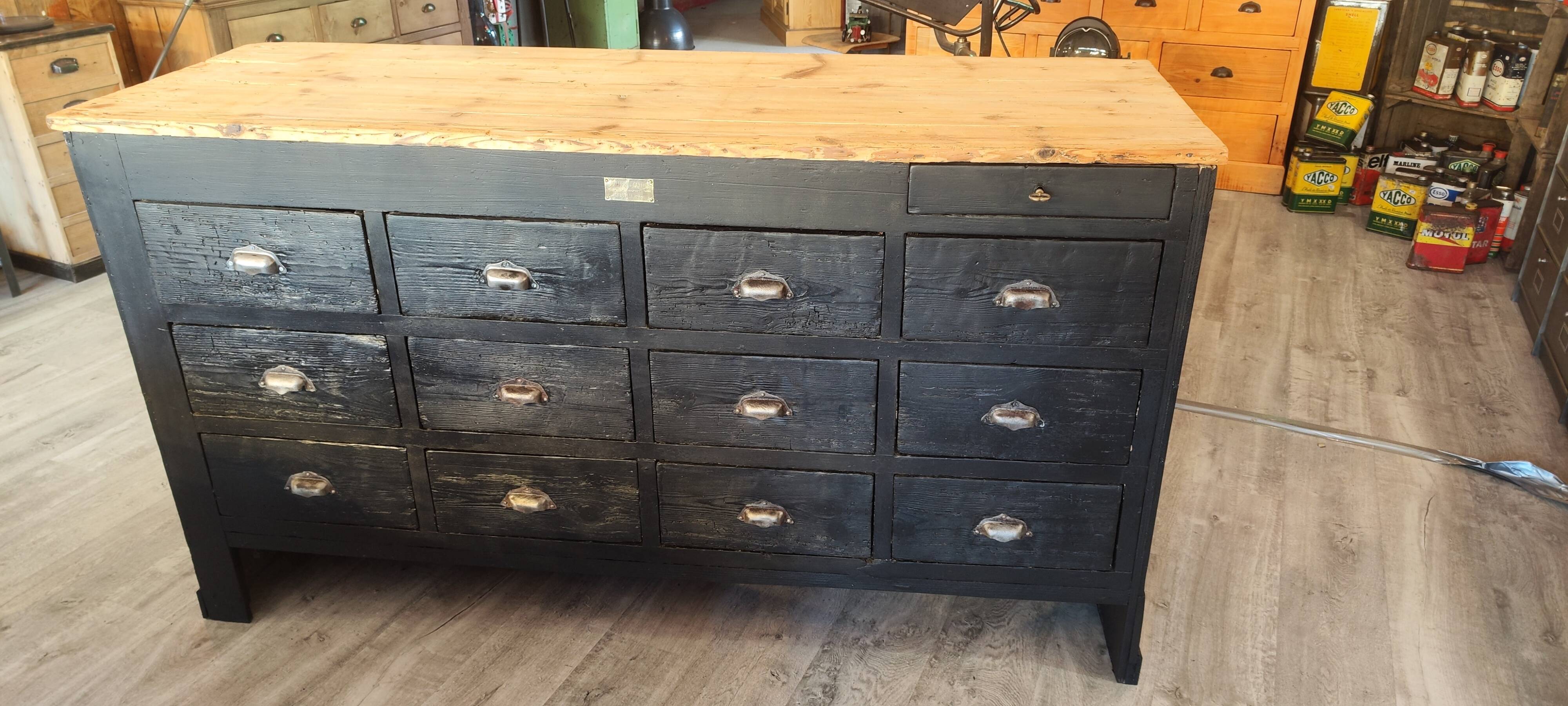 Ancien comptoir à tiroir patine noire