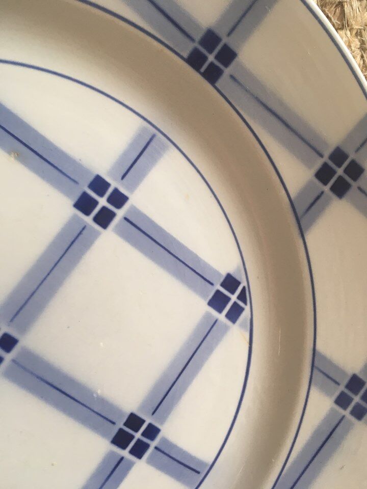 Flat plates "Sarreguemines" with blue checkered
