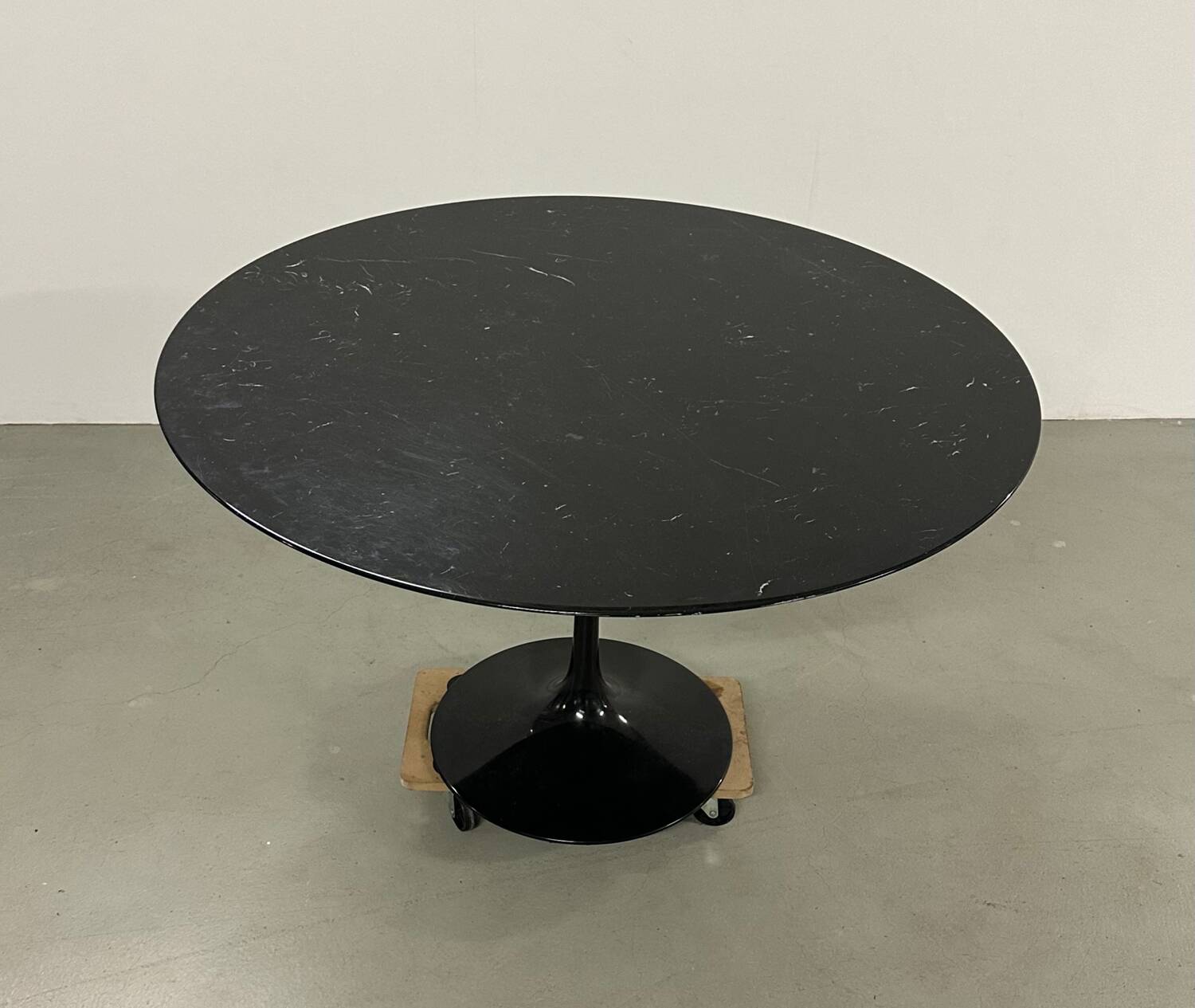 Eero Saarinen Tulip Dining Table by Knoll in black Marble