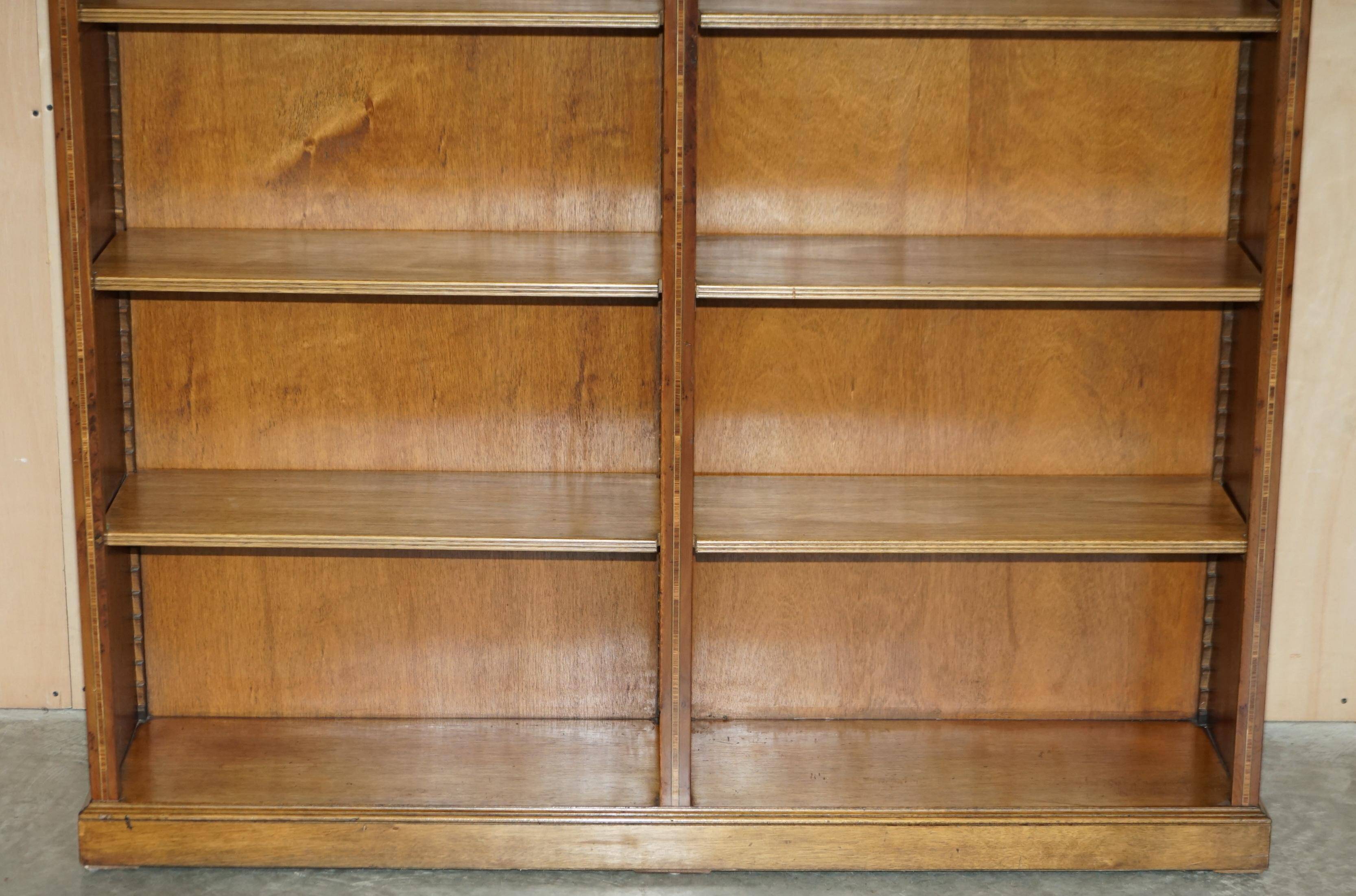 Paire de bibliothèques Sheraton Revival en bois de satin, noyer et if