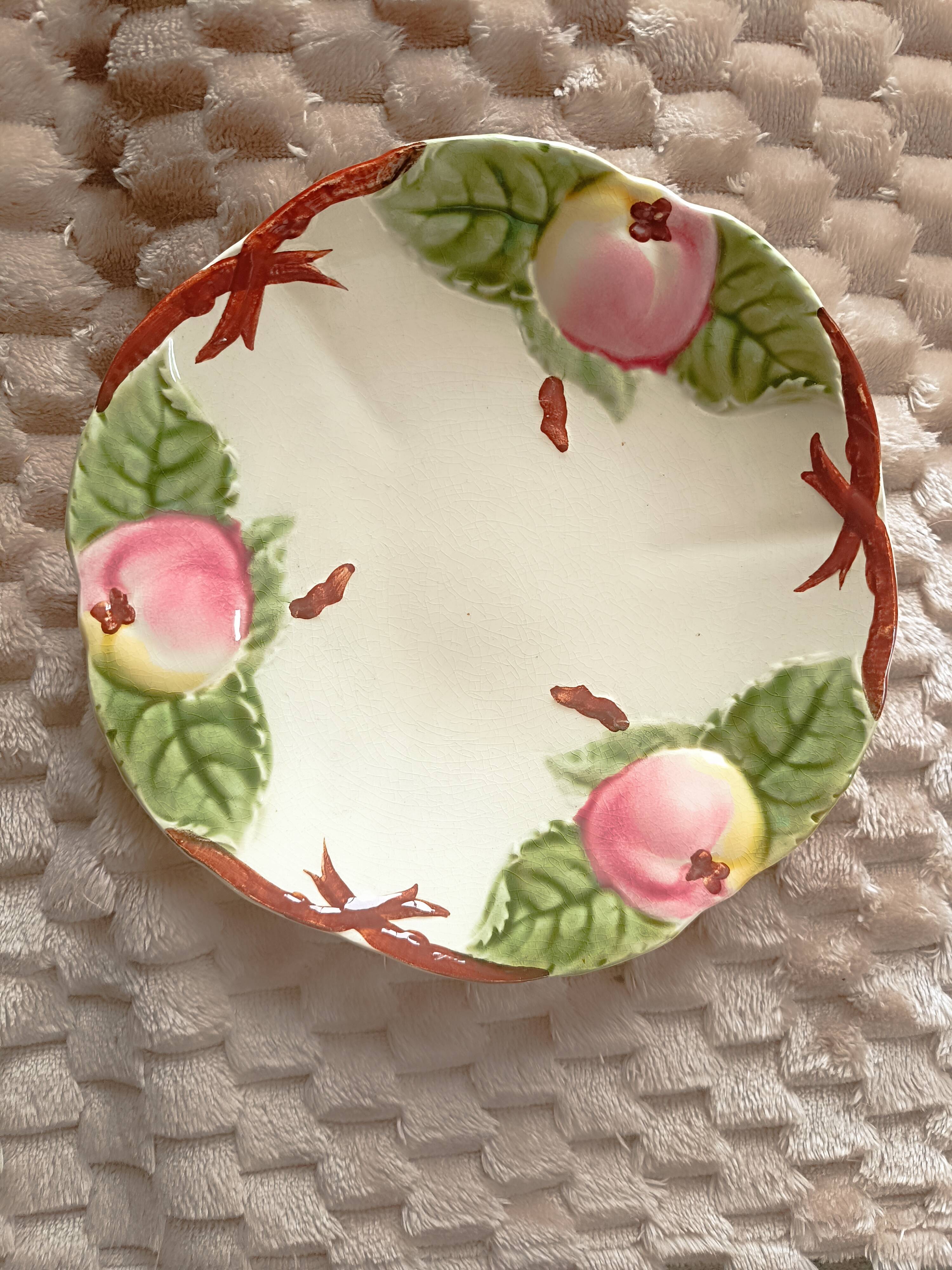 Barbotine plate; Apples. Choisy le Roi