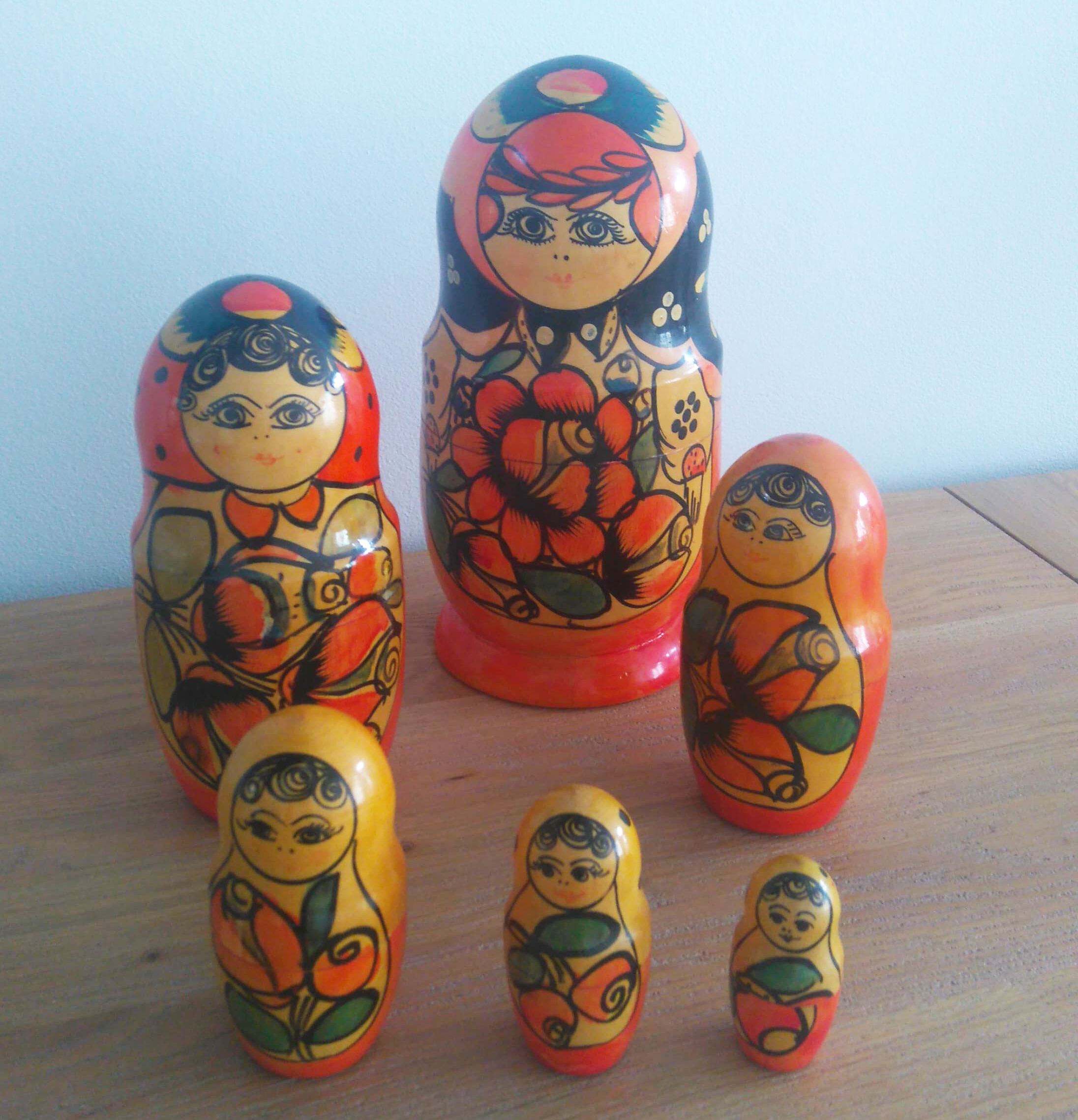 6 large Russian dolls