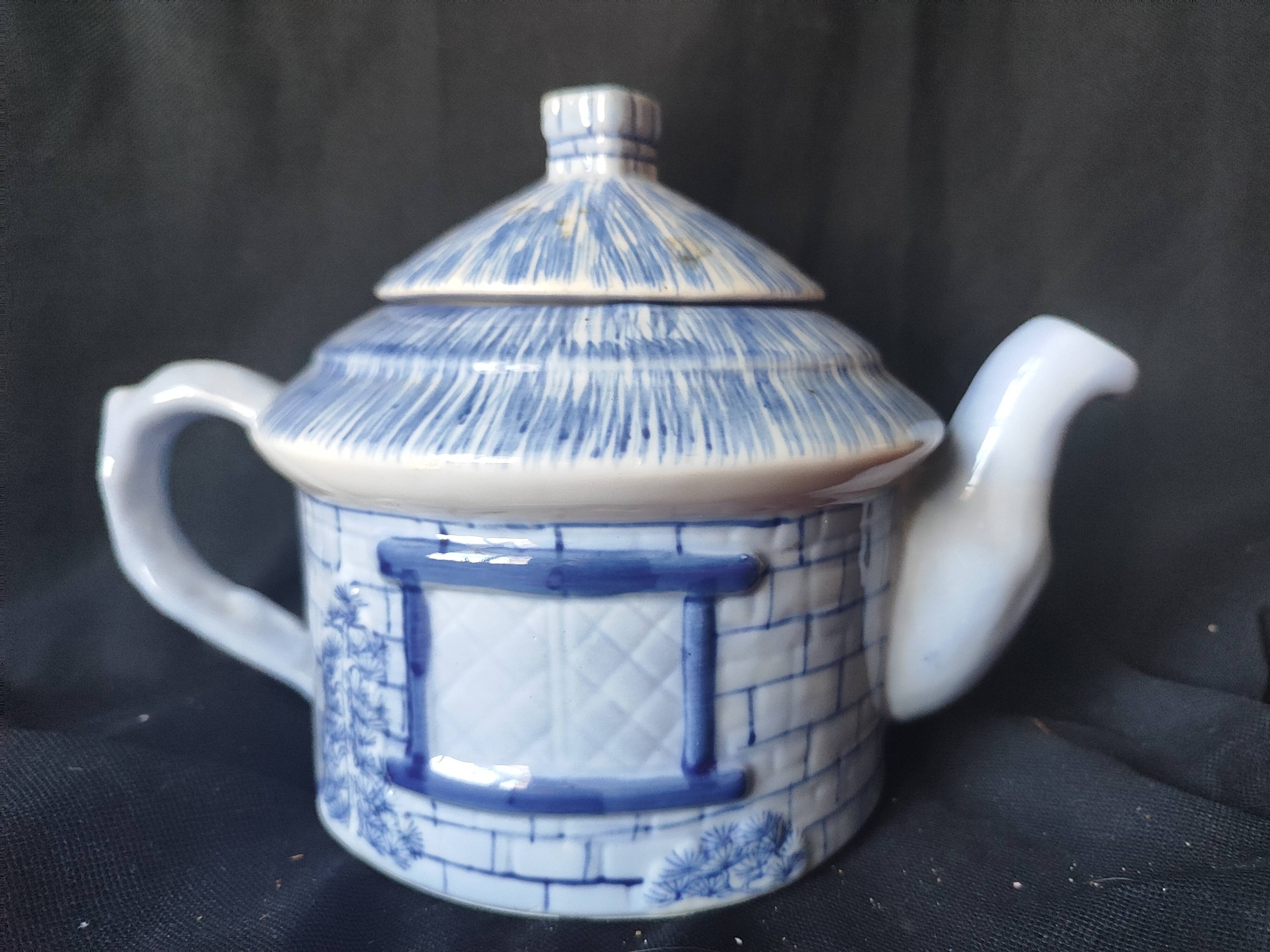 Thai teapot /hand painted porcelain Thailand