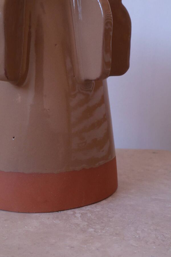 Vase en céramique sculptural beige fait-main