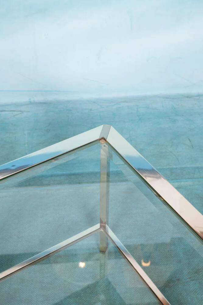 Minimalist coffee table in brass and glass, Regency style from the 1970s.