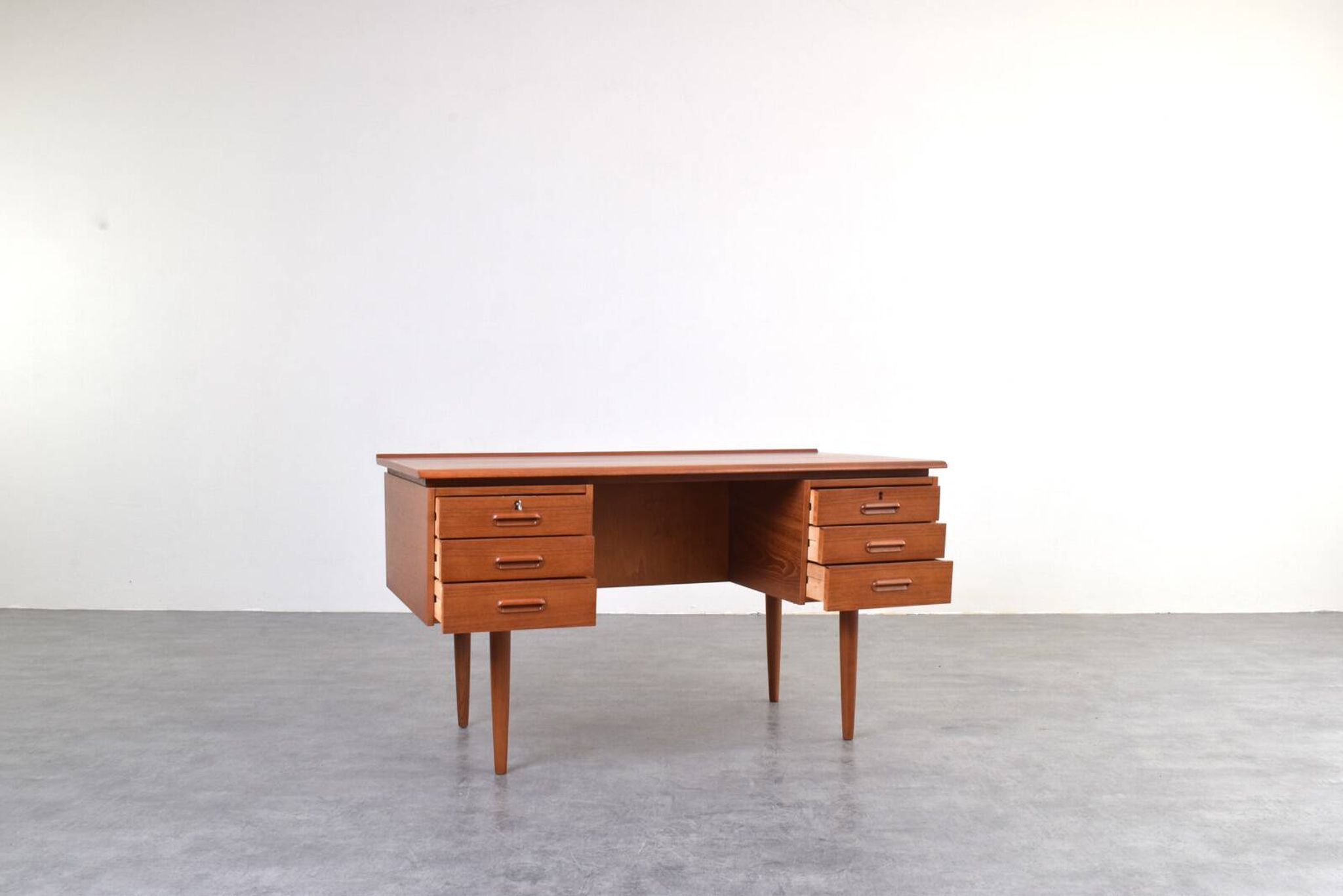 Bureau exécutif en teck danois des années 1960.
