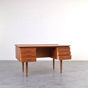 Bureau exécutif en teck danois des années 1960.