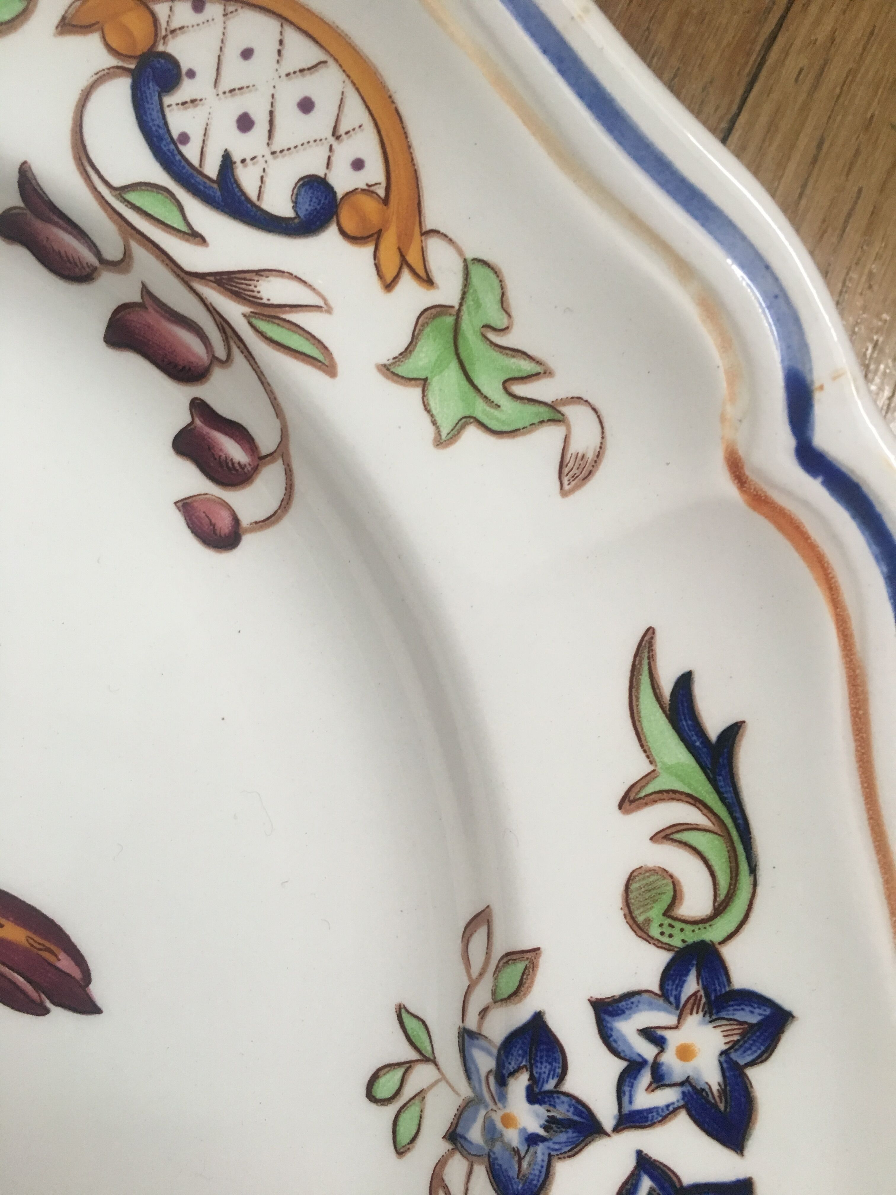 Assiette à décor d’oiseau peinte à la main