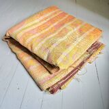 Tissu ou plaid. couvre lit ancien recyclé et assemblé usé volontairement