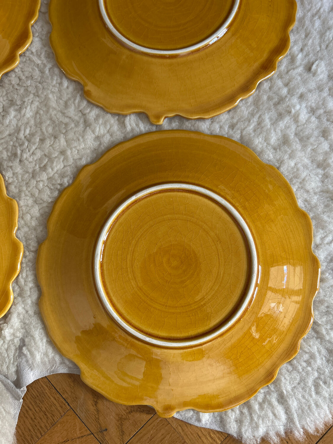 4 flat ceramic plates Barbotine