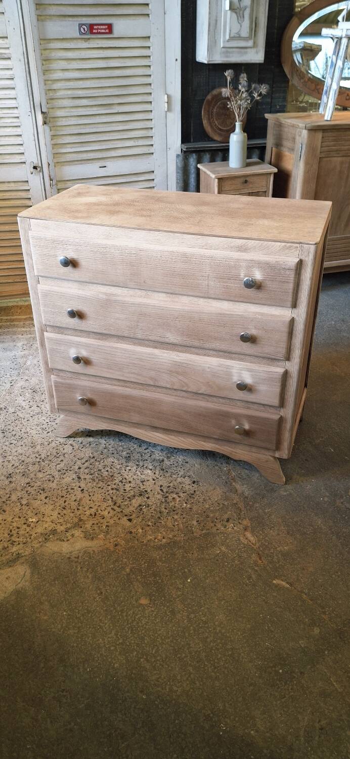 Oak chest of drawers