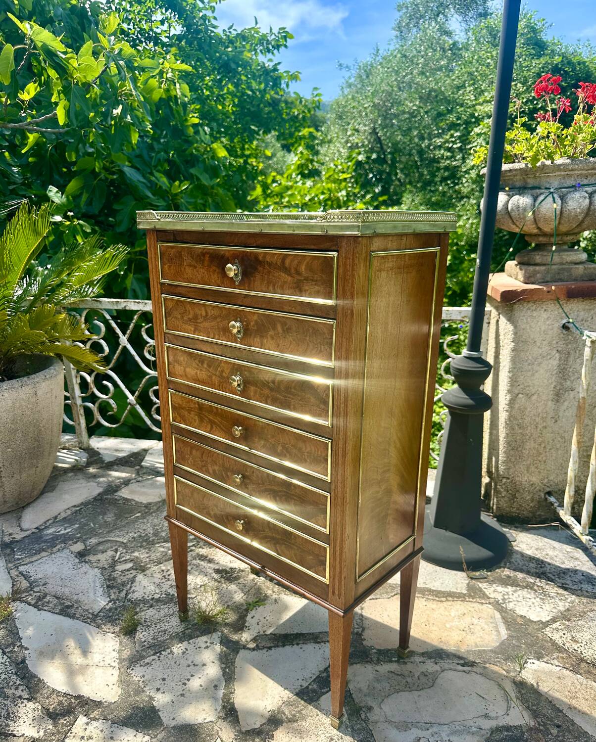 Mahogany and burl chest of drawers, 19th century