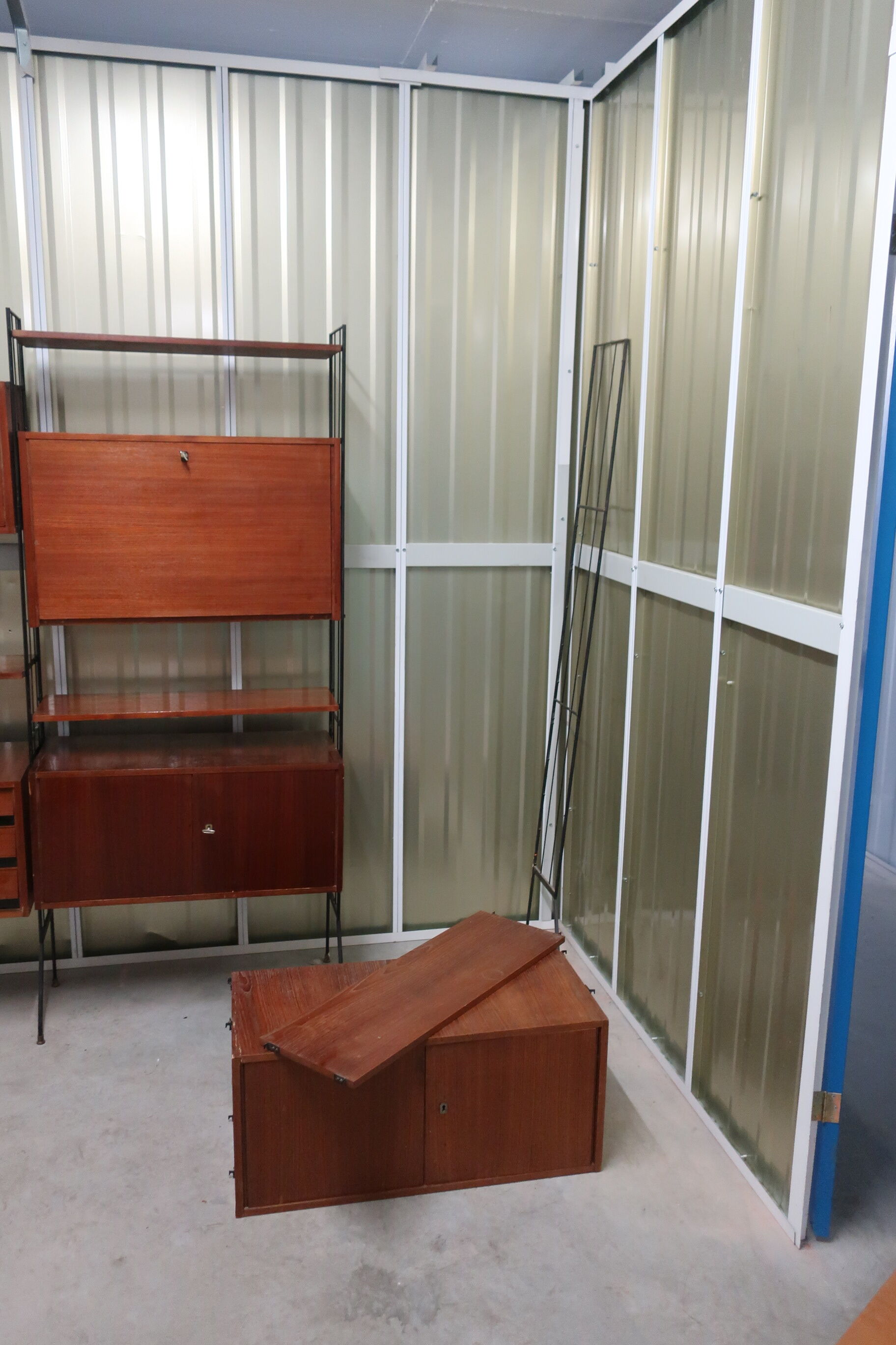 Library, 60s teak shelf on feet
