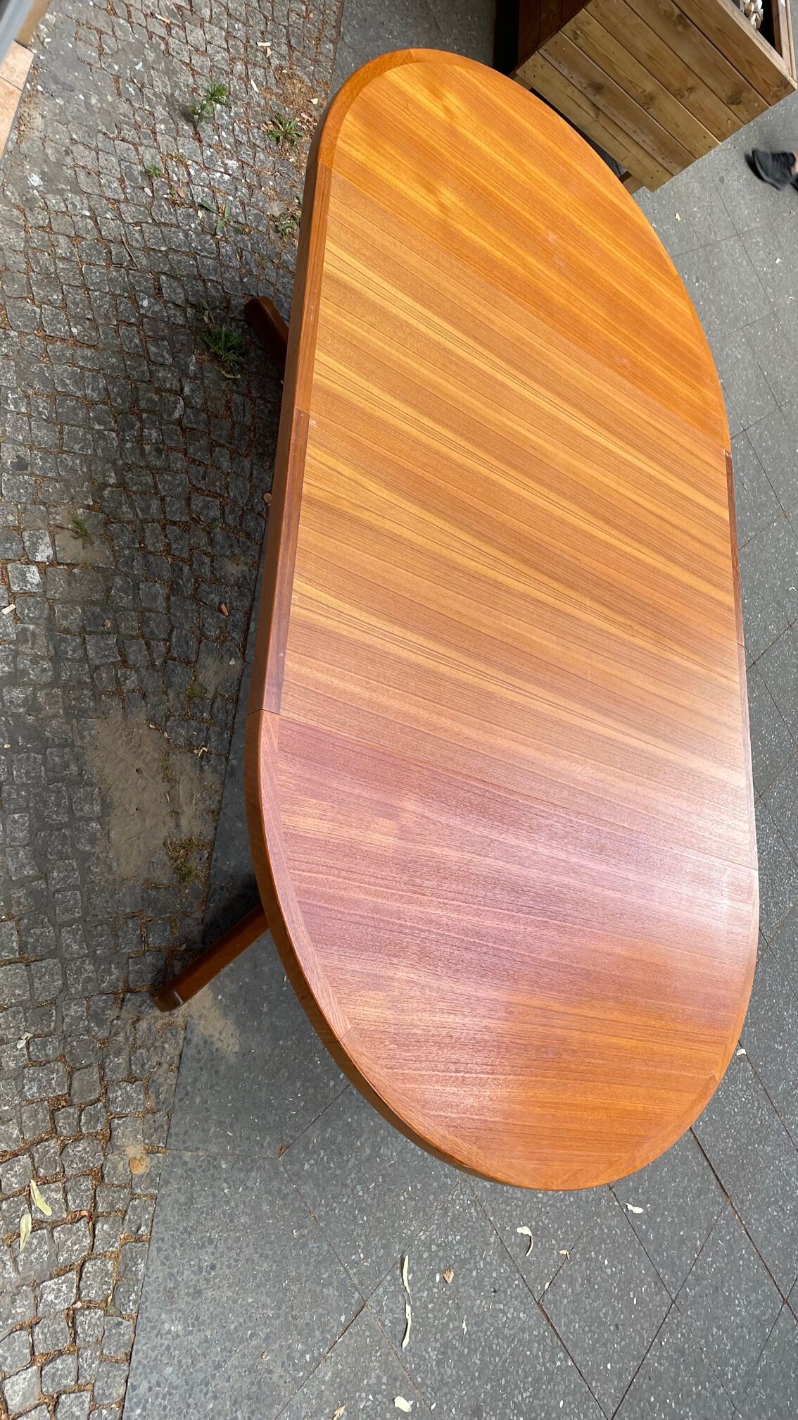 Extendable round table in teak from the 60s with two extensions
