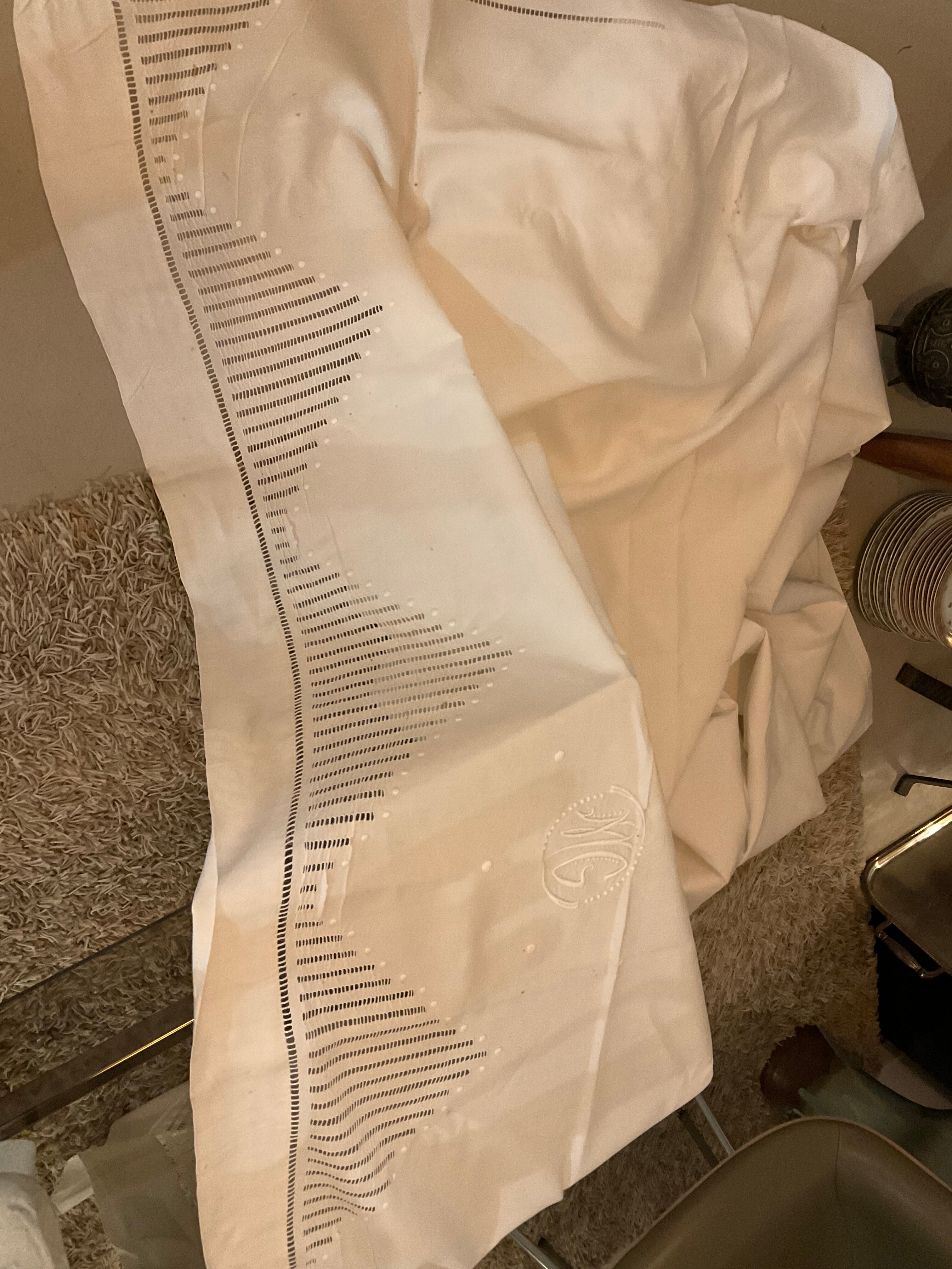Drap ancien brodé.monogramme brodé MG 219 x 350
