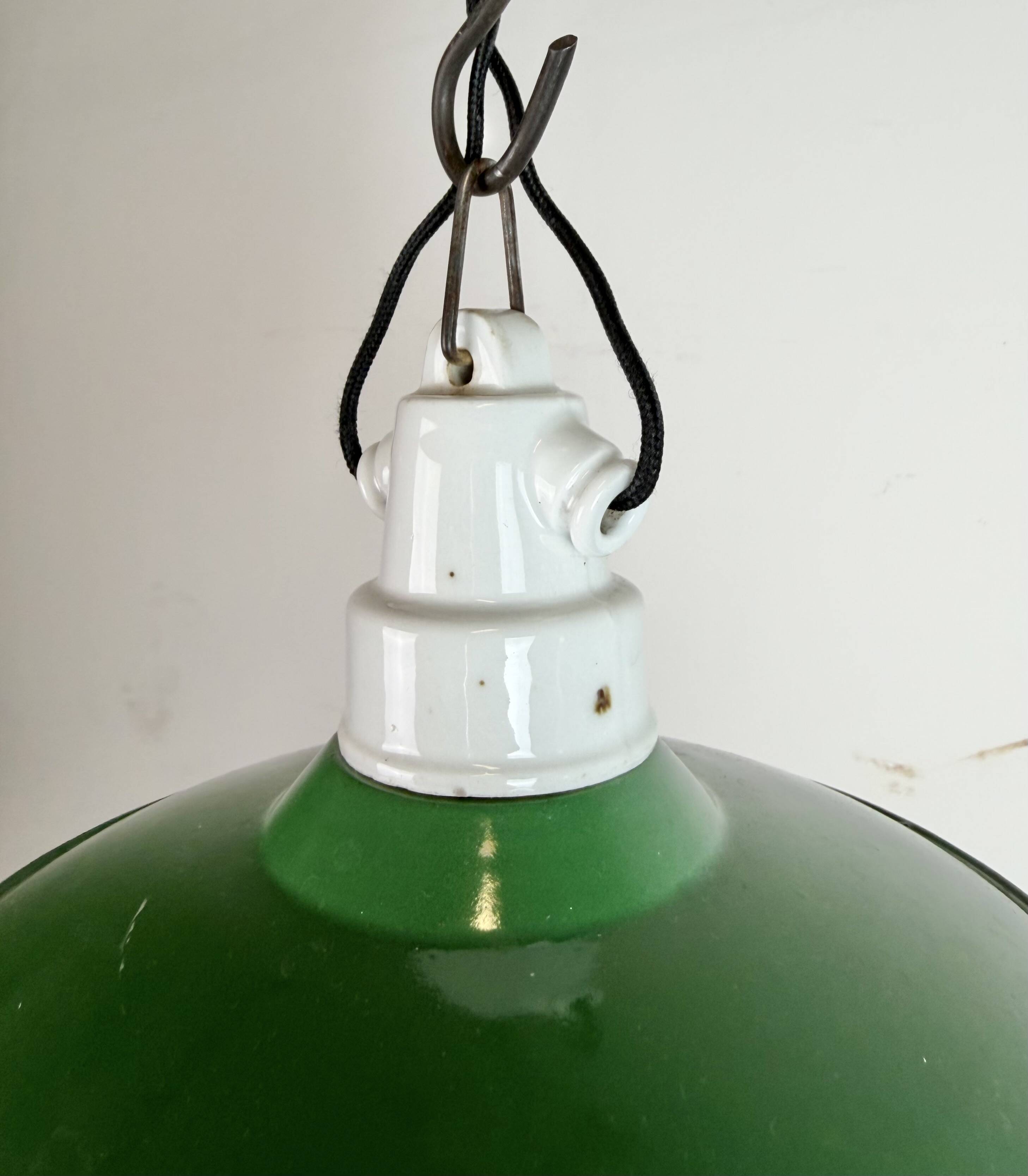 Suspension industrielle en émail vert, années 1950