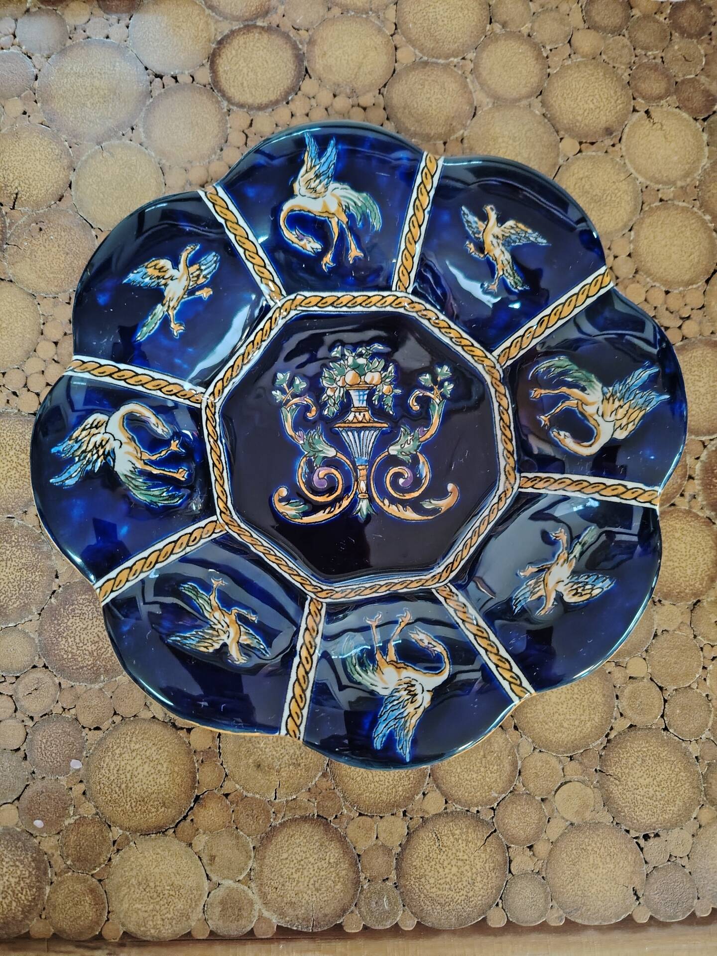 Ceramic dish from Gien Renaissance blue background D22 cm