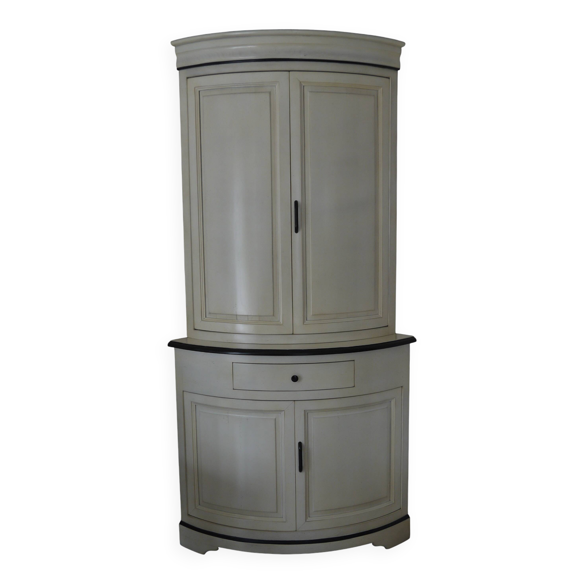 Corner cabinet