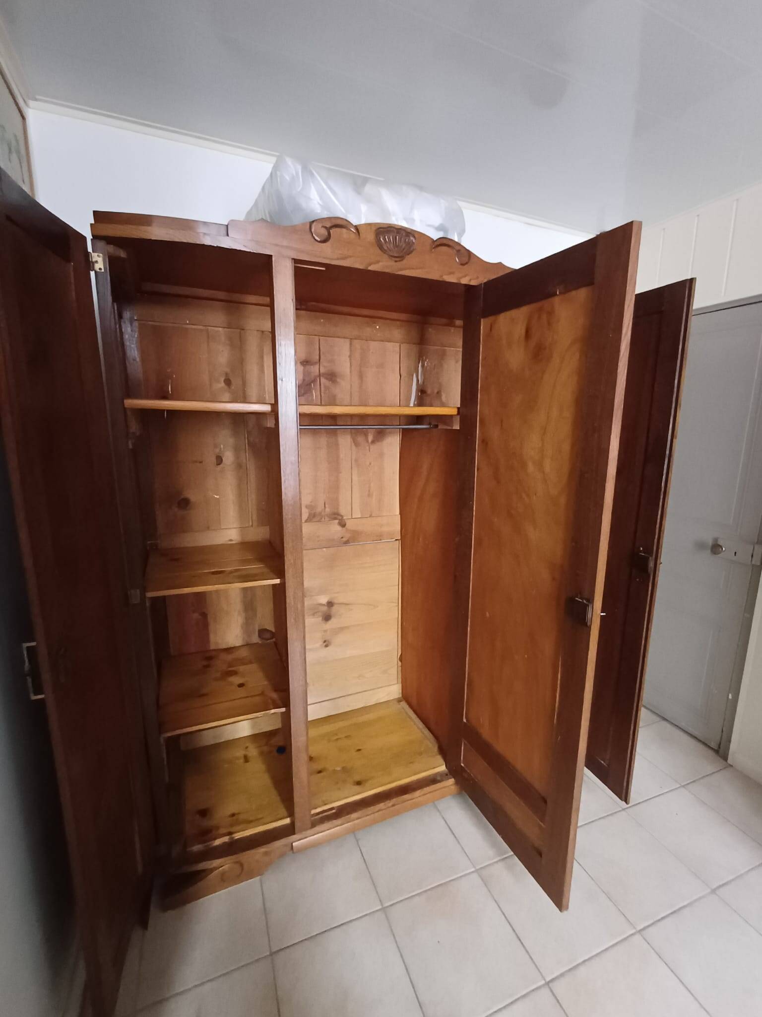 Antique wardrobe with 3 doors in solid wood and central mirror.