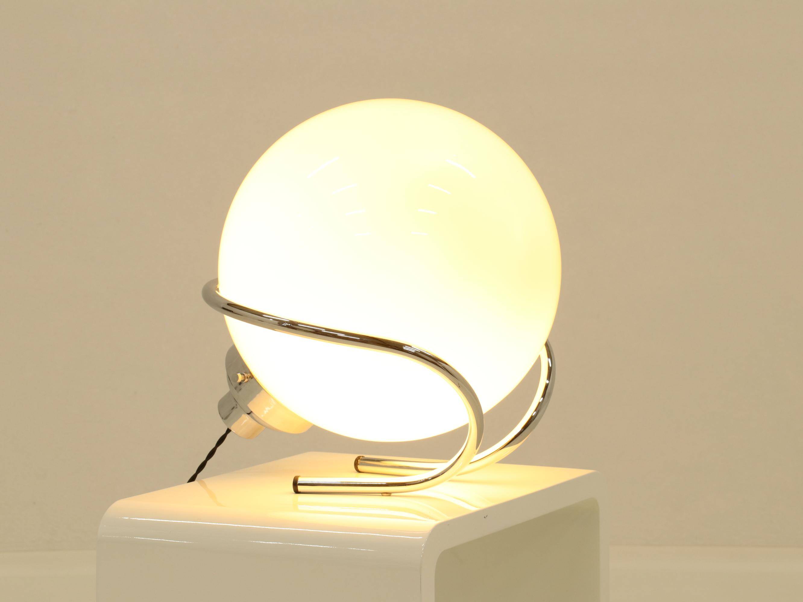 Lampe de table globe en chrome et verre blanc, Italie, années 1970