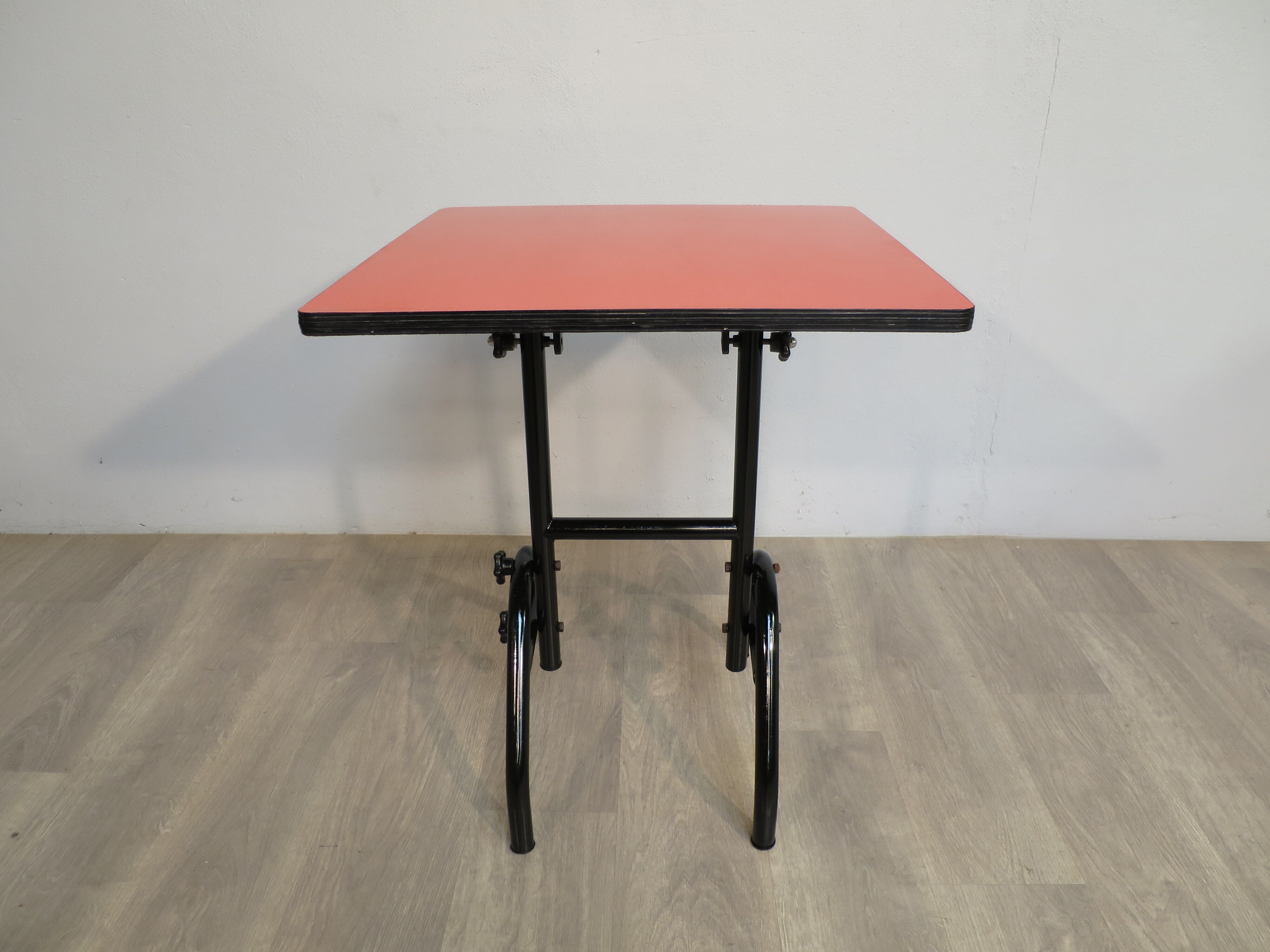 Foldable table in red formica