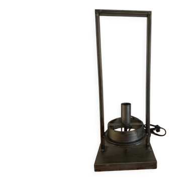 Superbe pied de lampe à poser en métal brut au style industriel et bru