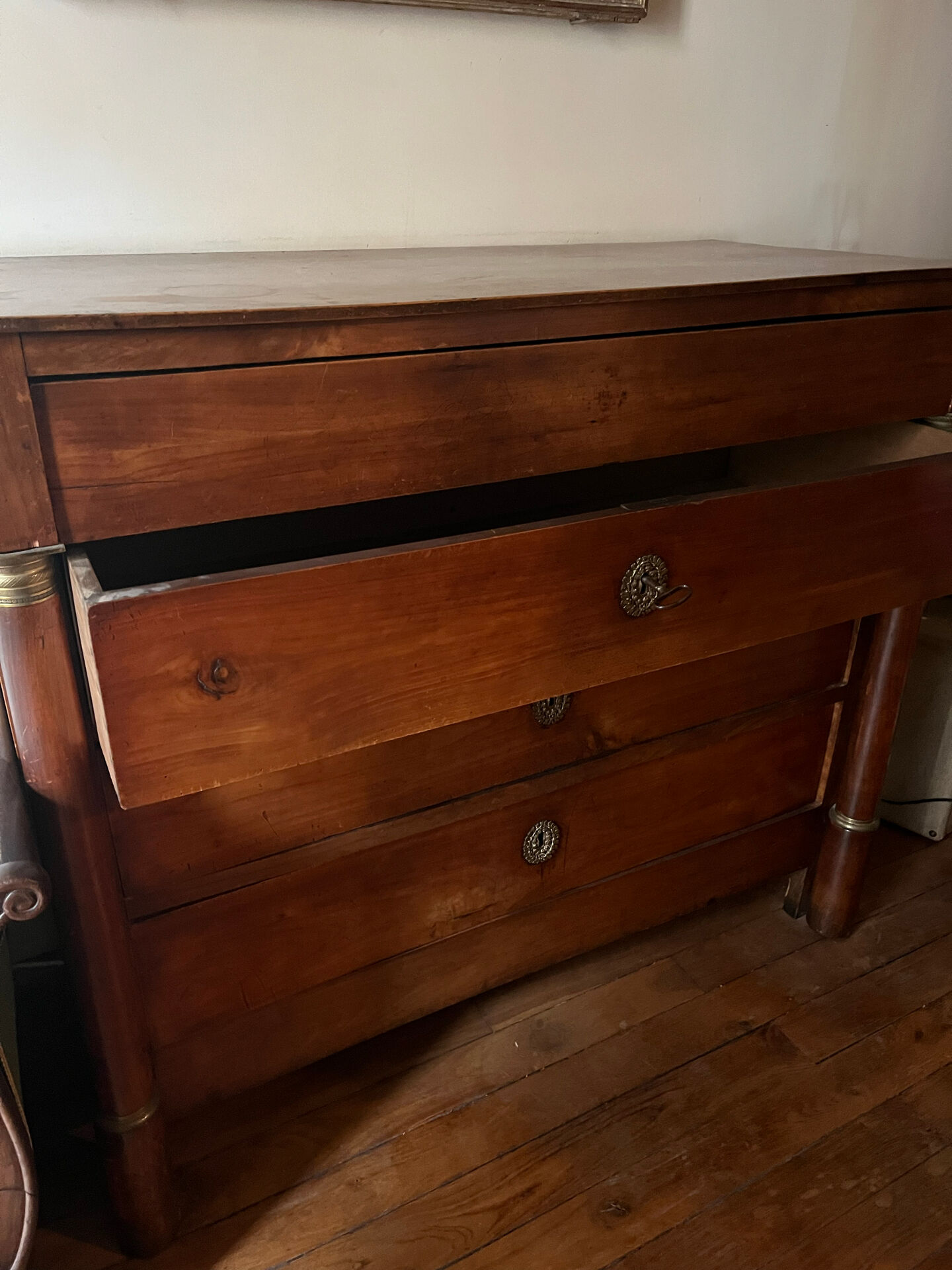 Empire/Restoration period commode in cherry wood — detached columns