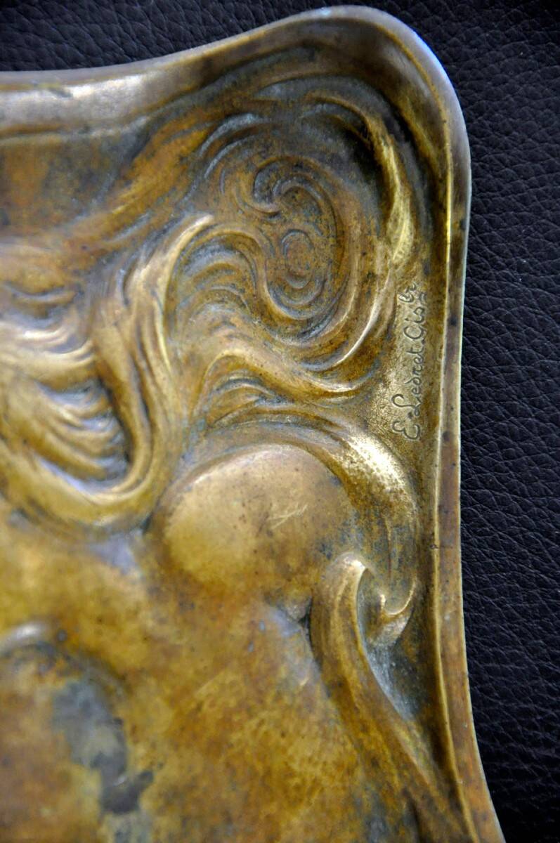 Art Nouveau bronze pocket emptier