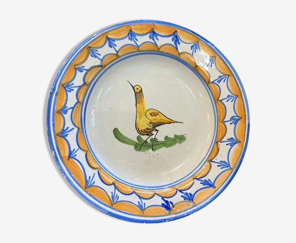 Assiette en faïence représentant un oiseau signée Lario