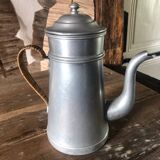 Cafetière ancienne en alu, poignée en osier tressé