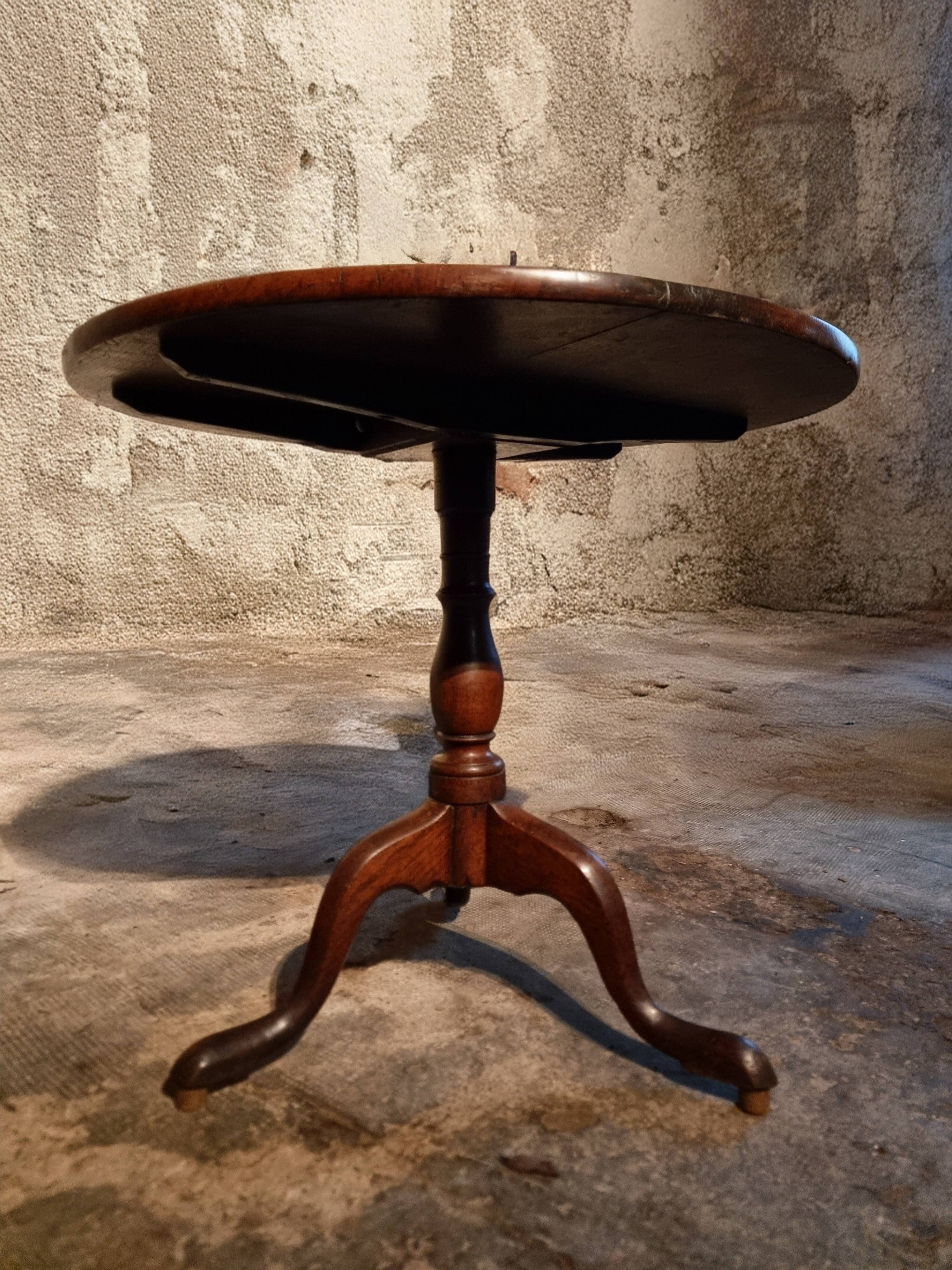 Antique Georgian tilt-top oak table from around 1800 – Round tripod side table 80 cm