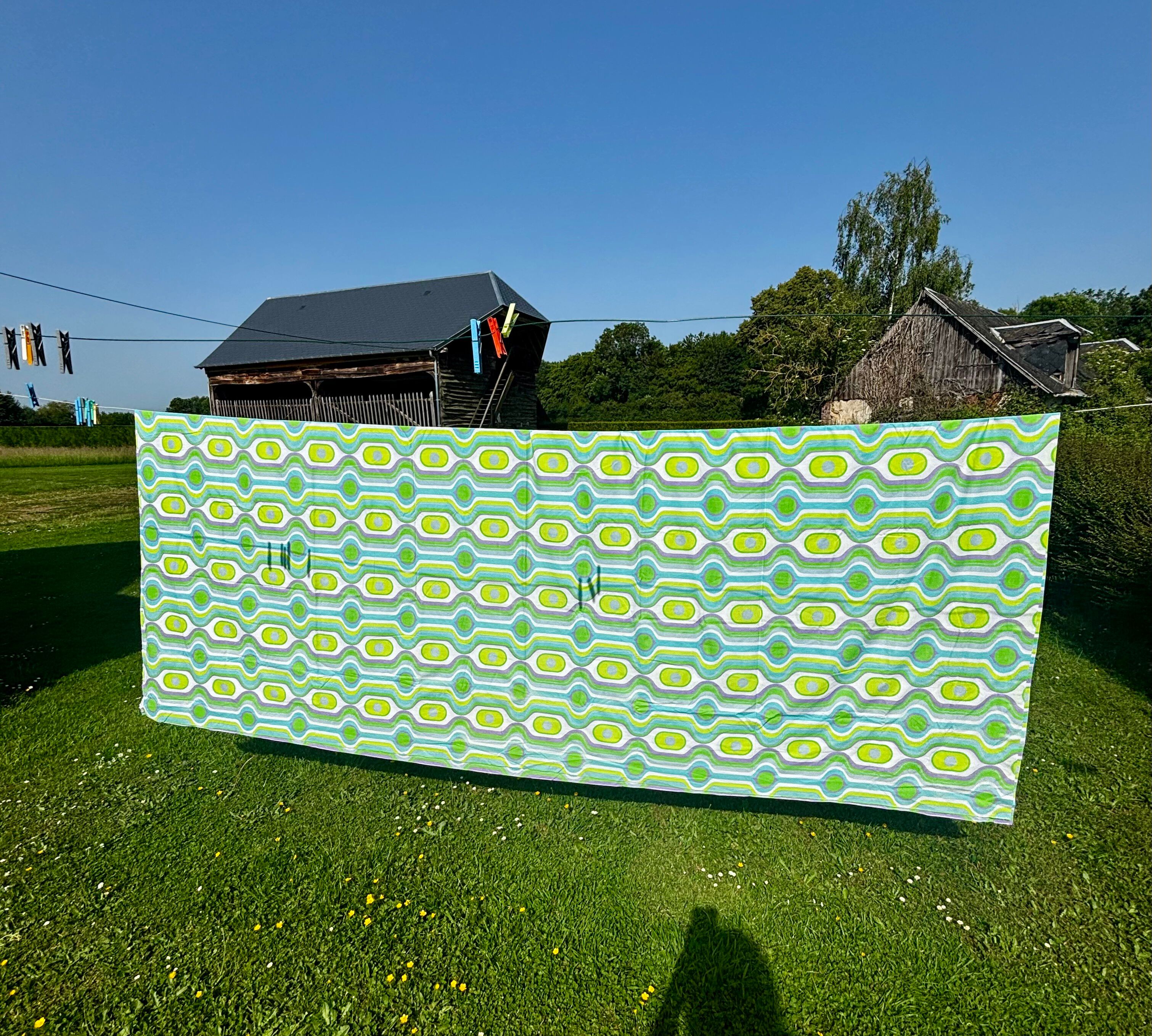 Flat sheet in printed psychedelic blue-green tergal.