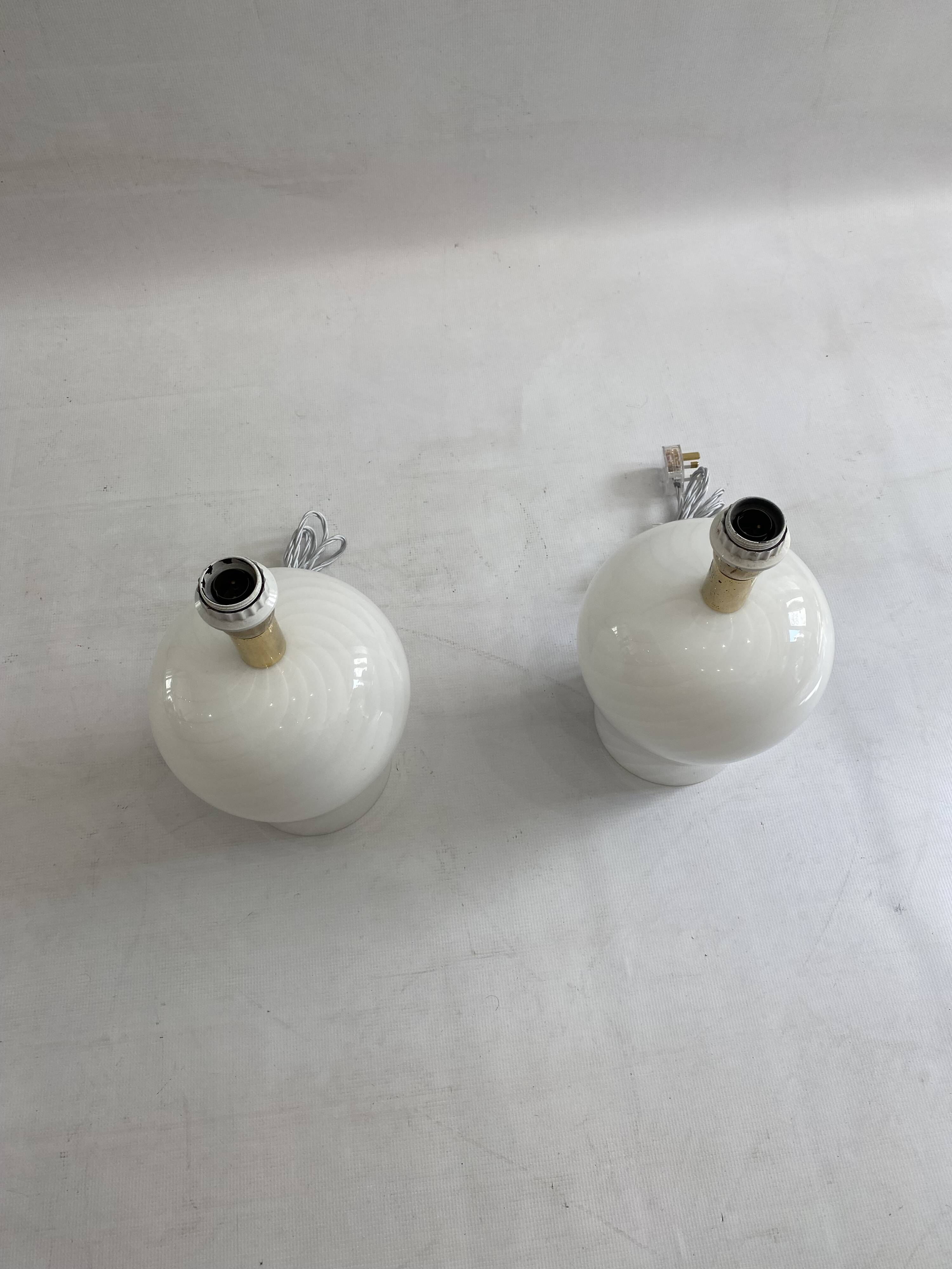 White Swirl Murano Glass Table Lamps 1970s Hollywood Regency Minimalism bed