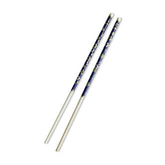 Blue chopsticks decorated with floral motifs.
