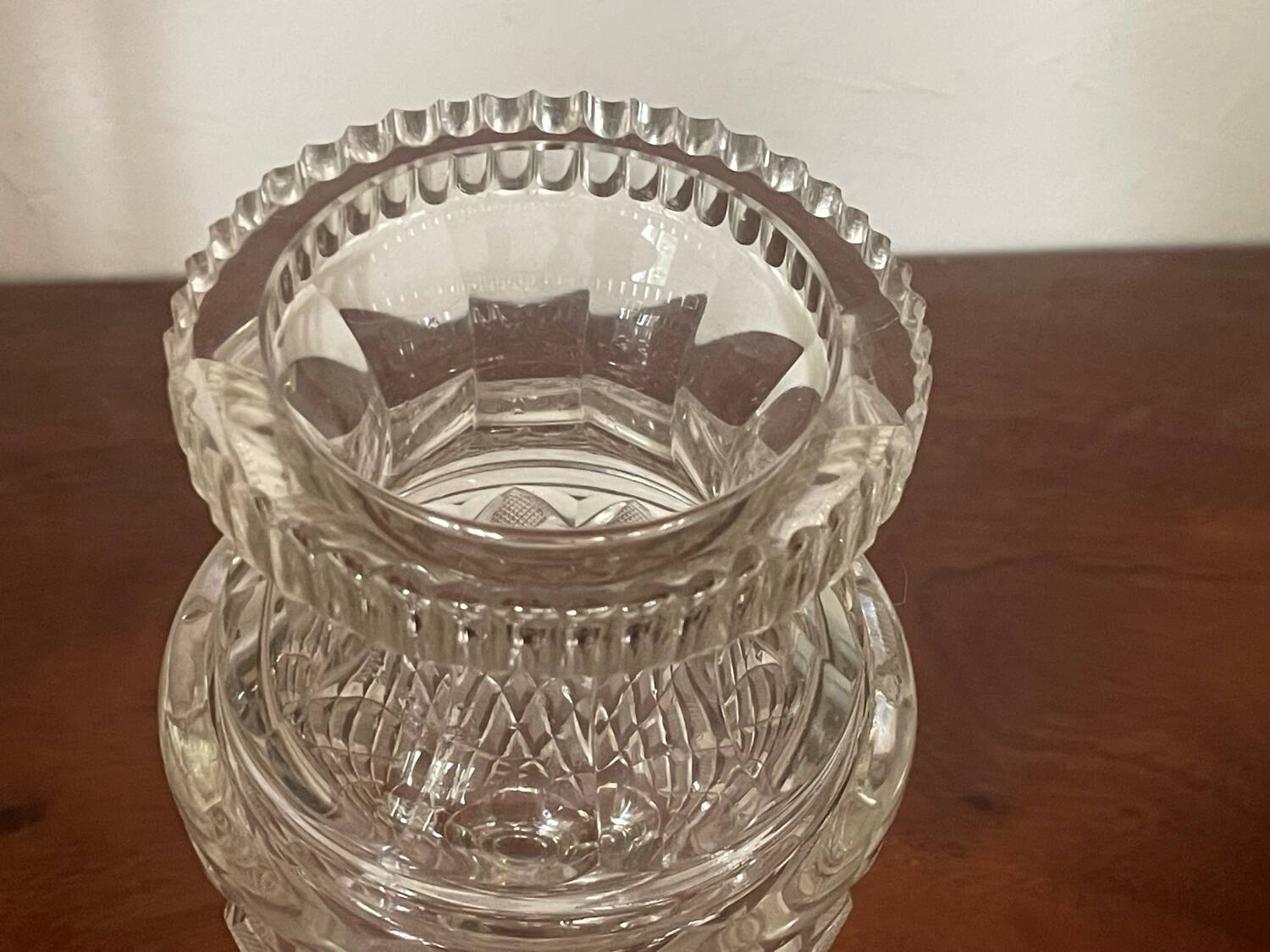 Vase en cristal taillé vintage